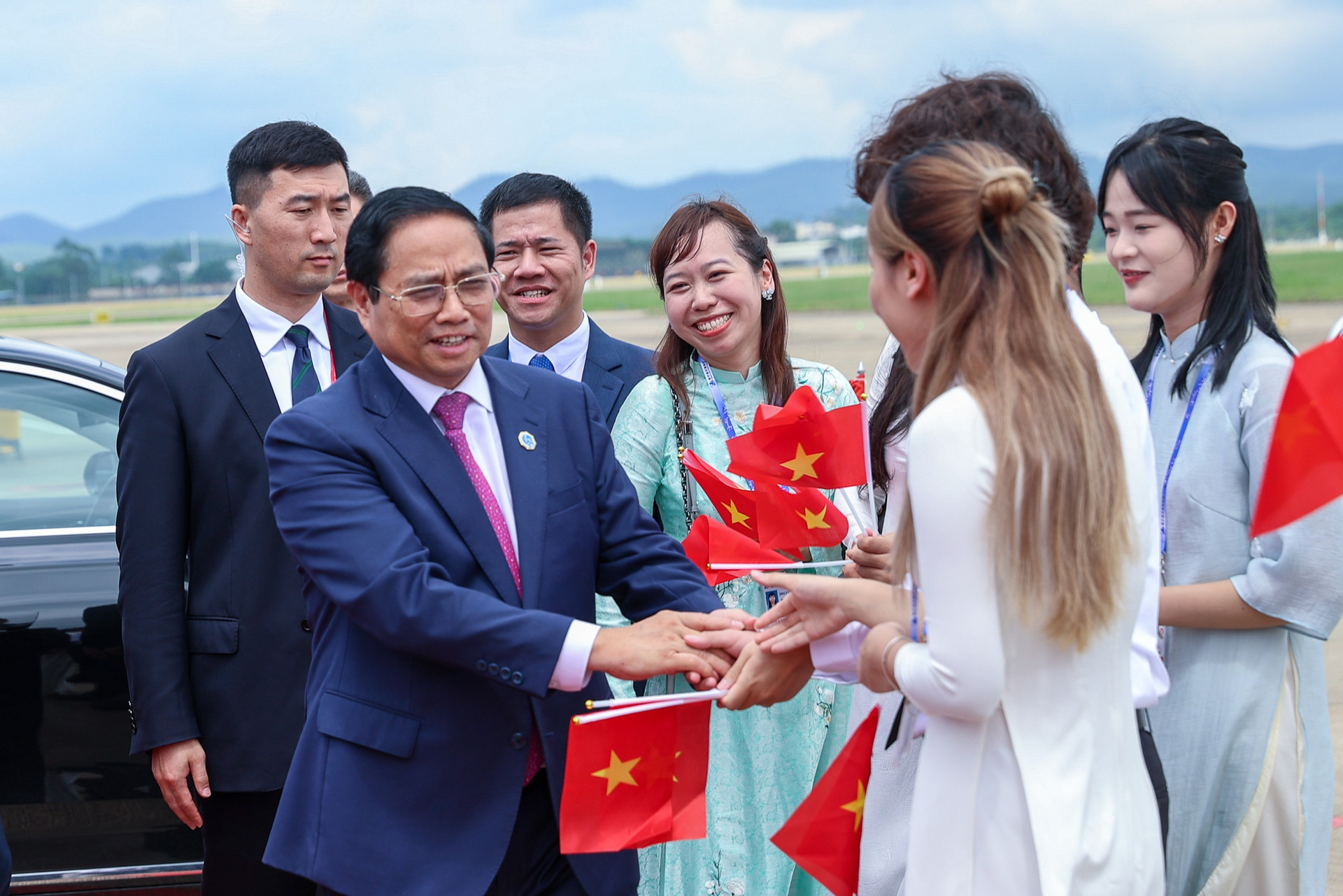 Thủ tướng: Mong muốn Việt Nam trở thành điểm trung chuyển hàng hóa giữa ASEAN và Trung Quốc - Ảnh 9.