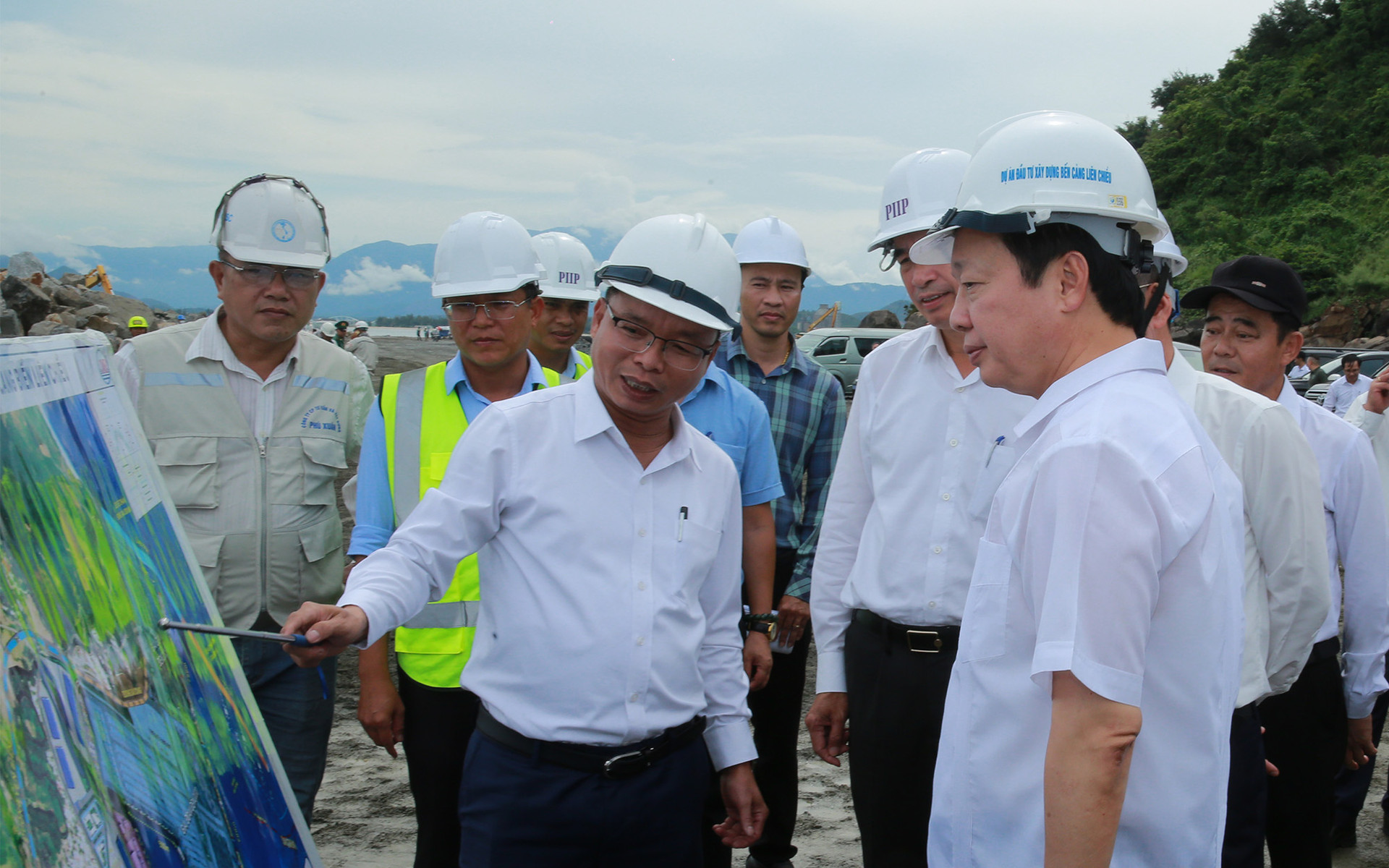 Phó Thủ tướng Trần Hồng Hà kiểm tra dự án Bến cảng Liên Chiểu - Ảnh 1.