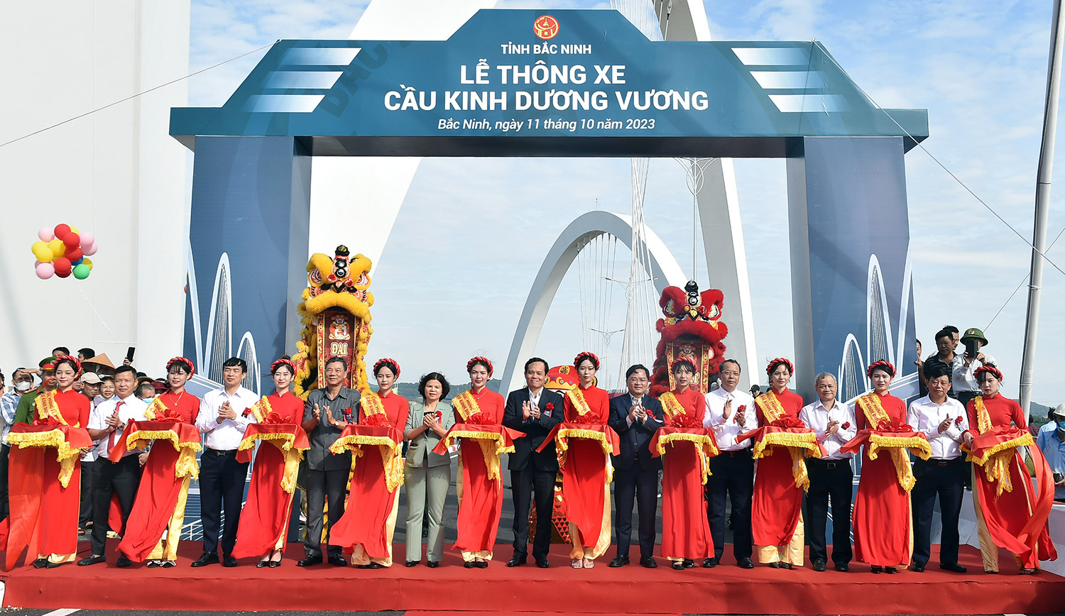 Khánh thành cầu vòm thép cao nhất Việt Nam - Ảnh 1.