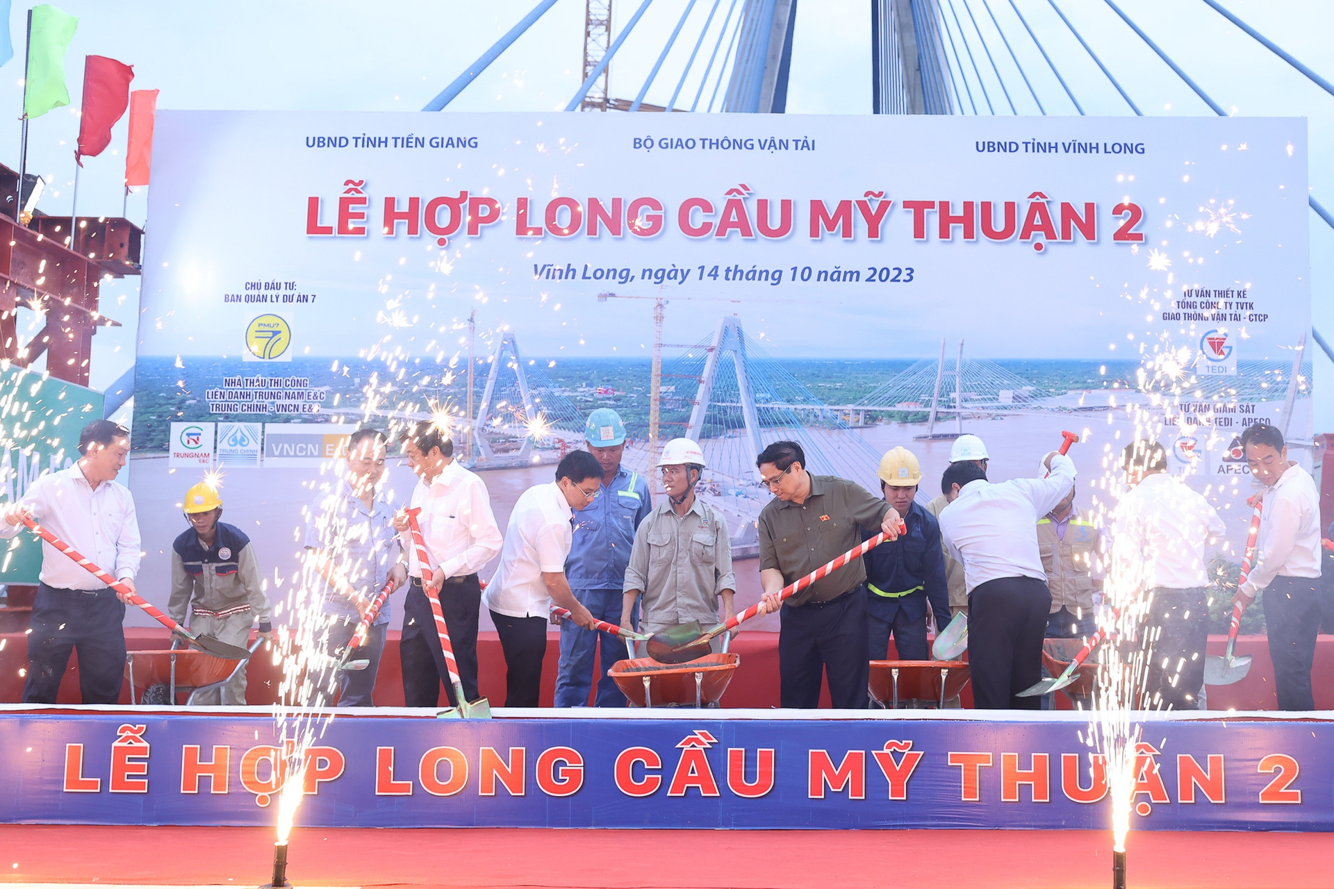 Hợp long cầu Mỹ Thuận 2 - cây cầu cấp đặc biệt, trọng điểm quốc gia mang thương hiệu Việt - Ảnh 1.