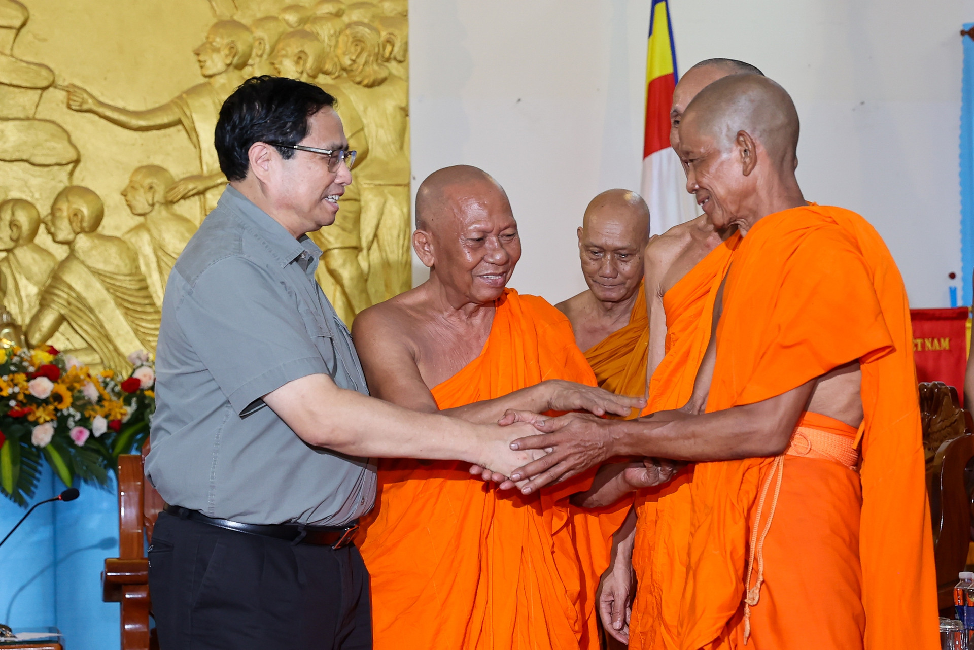 Thủ tướng chúc mừng lễ Sena Dolta của đồng bào Khmer và thăm Mẹ Việt Nam anh hùng tại tỉnh Trà Vinh - Ảnh 1.