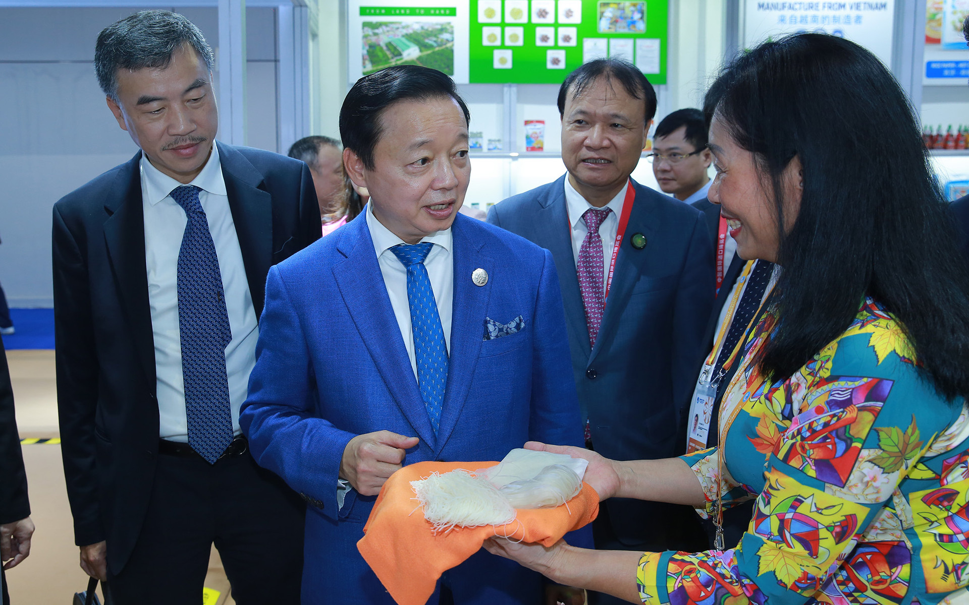 Chùm ảnh: Phó Thủ tướng Trần Hồng Hà thăm khu gian hàng Việt Nam tại CIIE 6 - Ảnh 4.