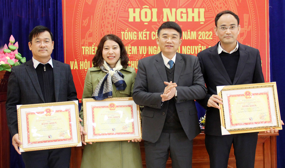 Ông Bùi Quang Huy trao Bằng khen của Bộ TN&MT cho các tập thể, cá nhân có thành tích xuất sắc trong công tác năm 2022. 