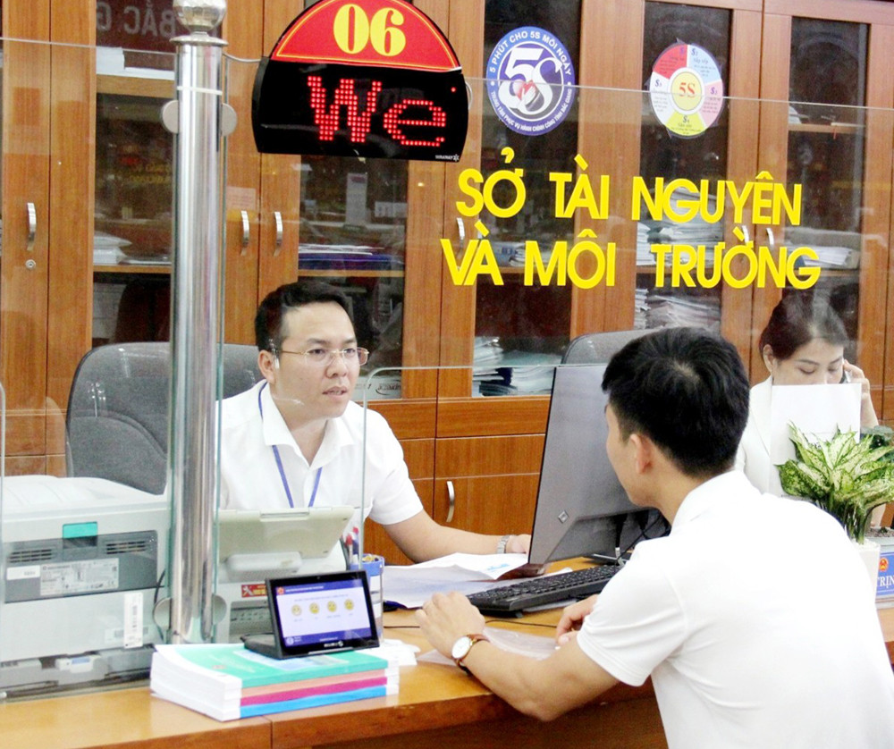 Cán bộ Sở TN&MT giải quyết thủ tục hành chính tại Trung tâm Phục vụ hành chính công tỉnh.