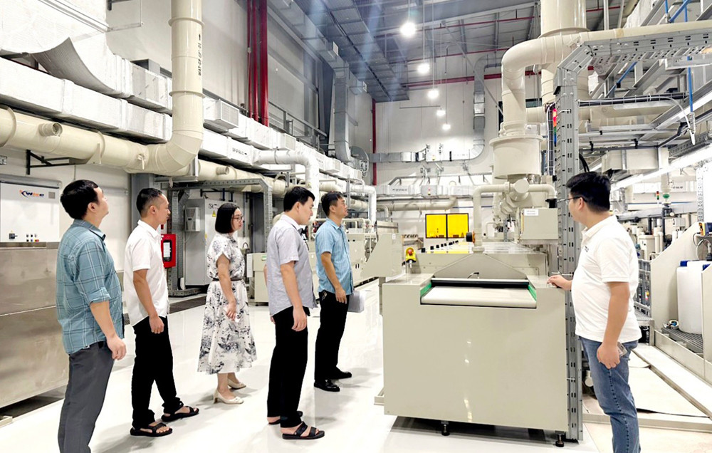 Cán bộ Chi cục Bảo vệ môi trường kiểm tra hệ thống xử lý khí thải tại một doanh nghiệp ở Khu công nghiệp Vân Trung (Việt Yên).