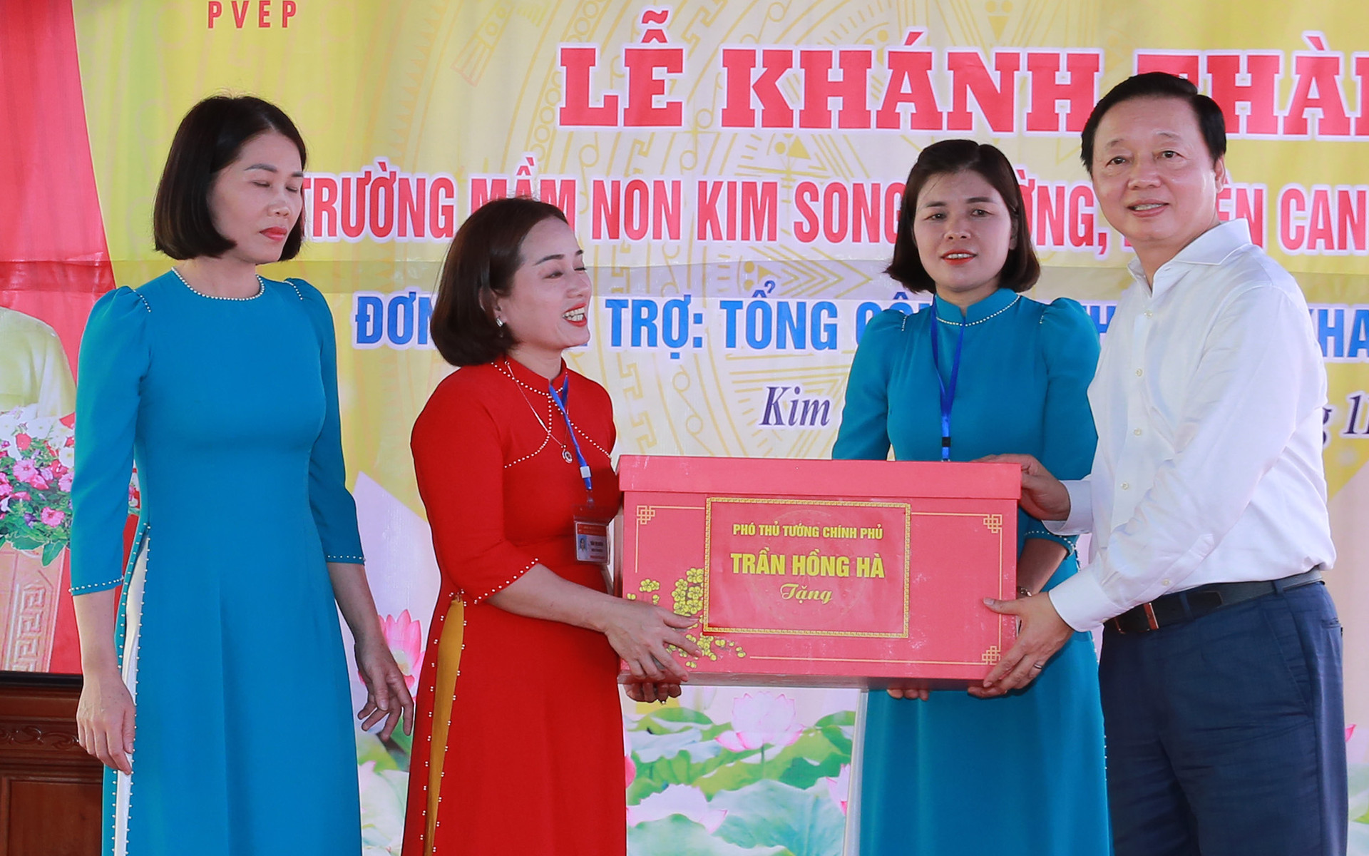 Phó Thủ tướng Trần Hồng Hà chung vui với thầy trò tỉnh Hà Tĩnh nhân Ngày Nhà giáo Việt Nam- Ảnh 5.