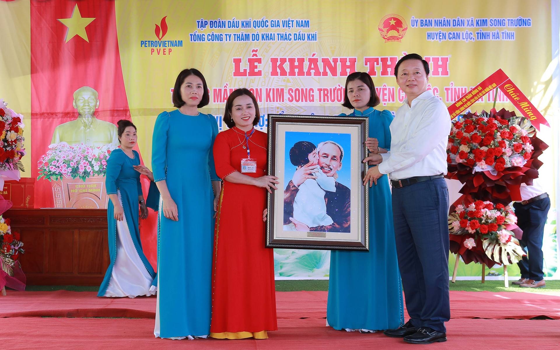 Phó Thủ tướng Trần Hồng Hà chung vui với thầy trò tỉnh Hà Tĩnh nhân Ngày Nhà giáo Việt Nam- Ảnh 6.