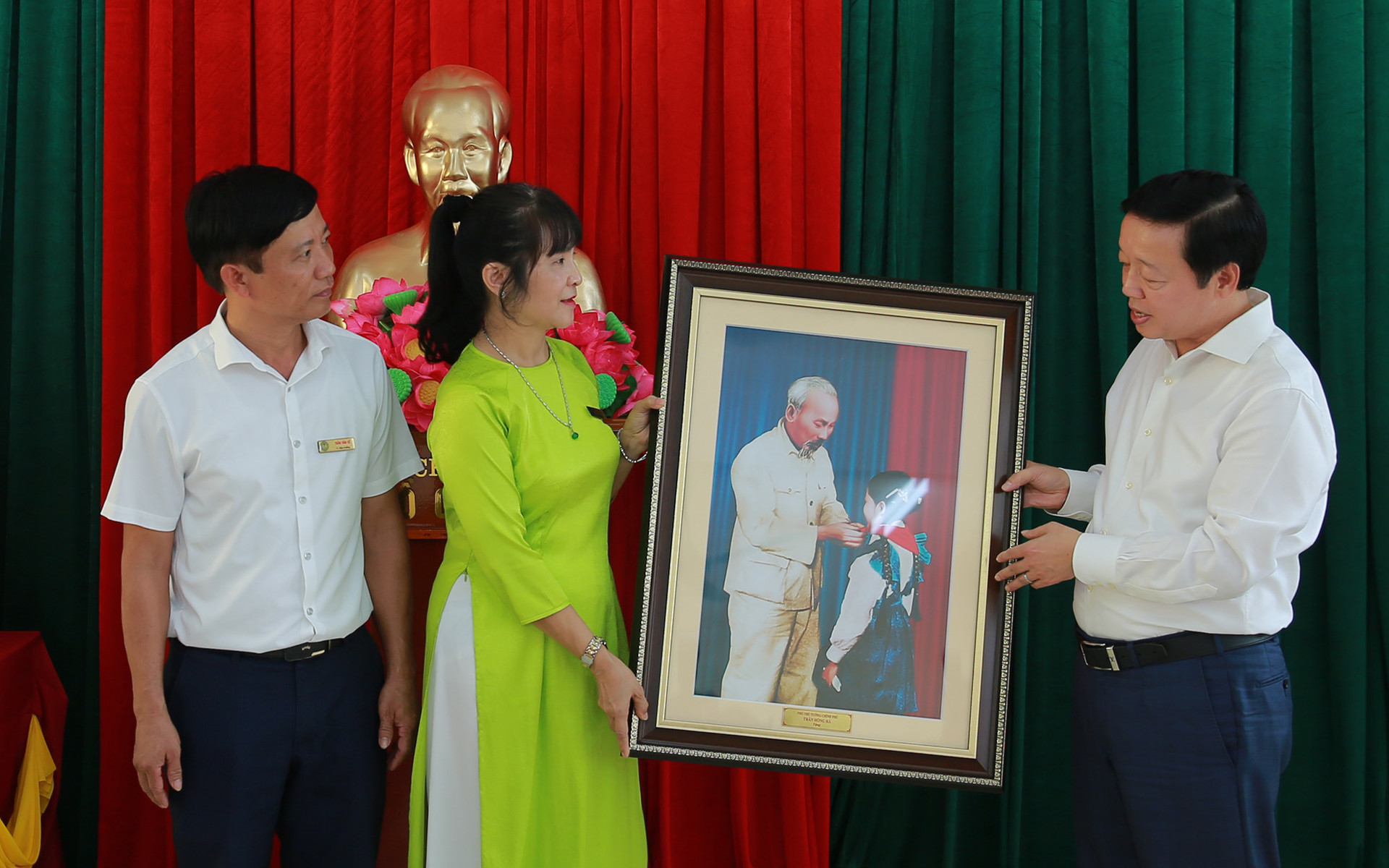Phó Thủ tướng Trần Hồng Hà chung vui với thầy trò tỉnh Hà Tĩnh nhân Ngày Nhà giáo Việt Nam- Ảnh 2.