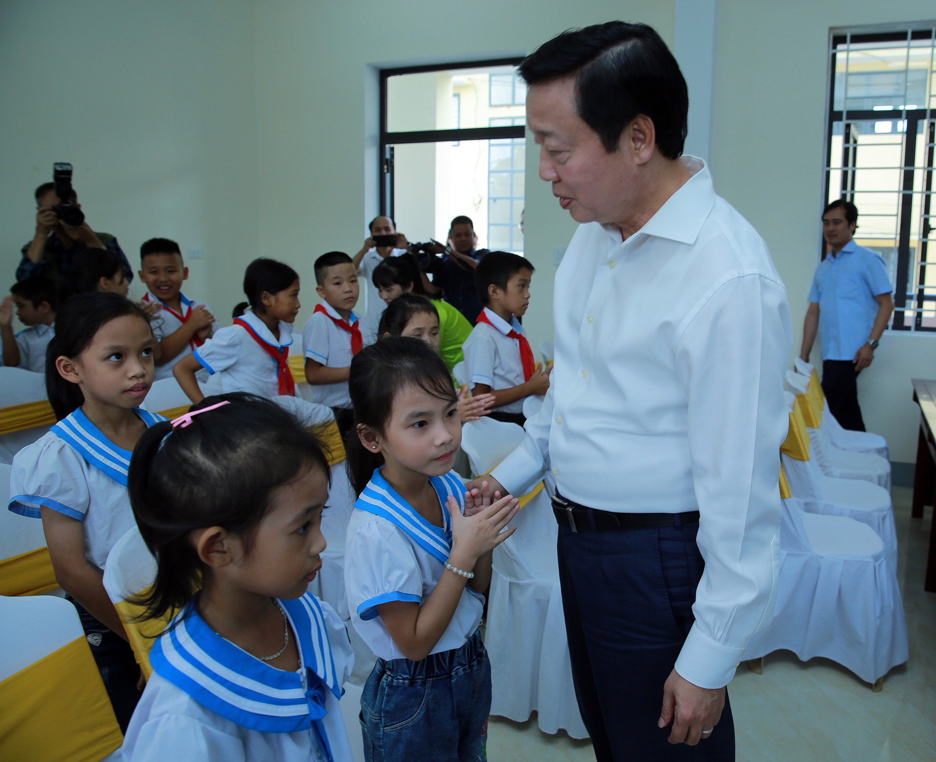 Phó Thủ tướng Trần Hồng Hà chung vui với thầy trò tỉnh Hà Tĩnh nhân Ngày Nhà giáo Việt Nam- Ảnh 3.