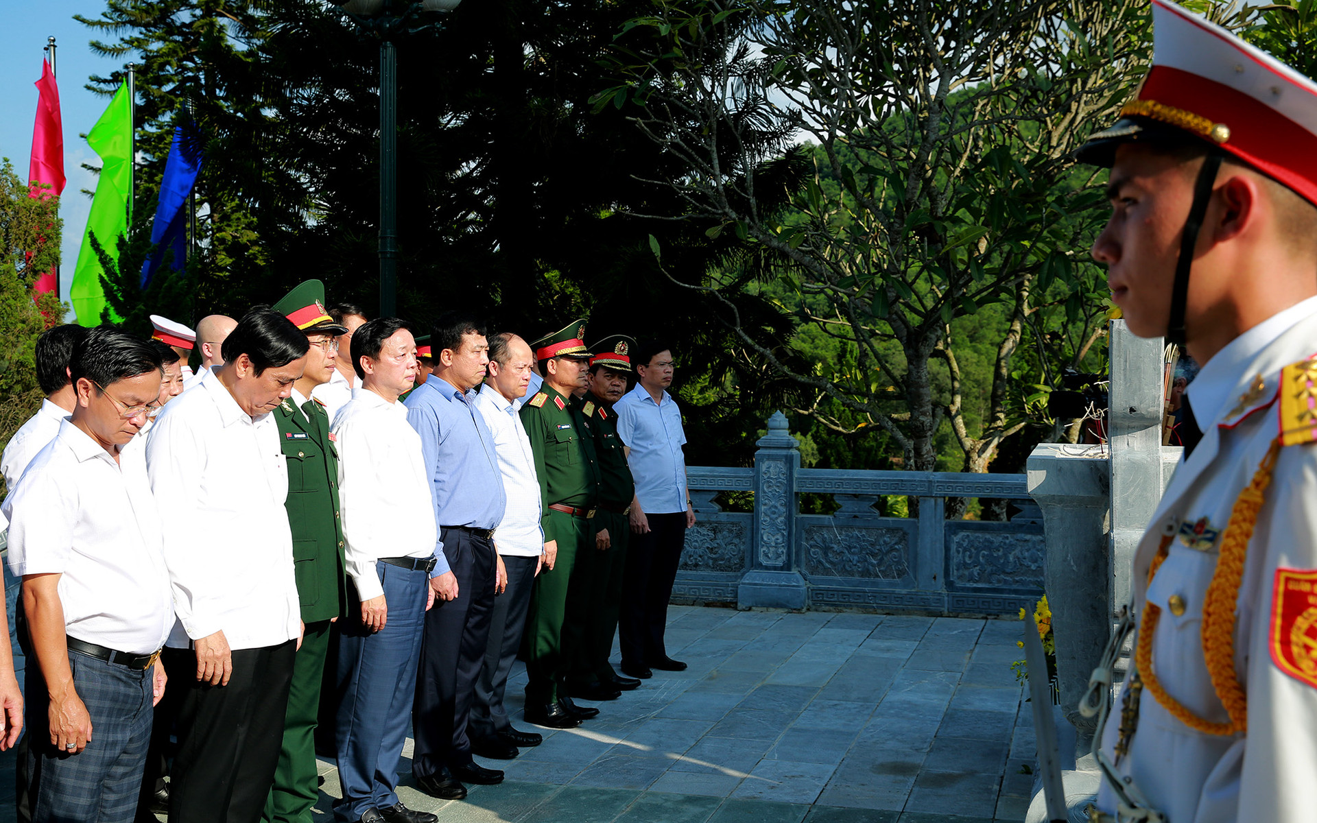 Phó Thủ tướng Trần Hồng Hà chung vui với thầy trò tỉnh Hà Tĩnh nhân Ngày Nhà giáo Việt Nam- Ảnh 8.