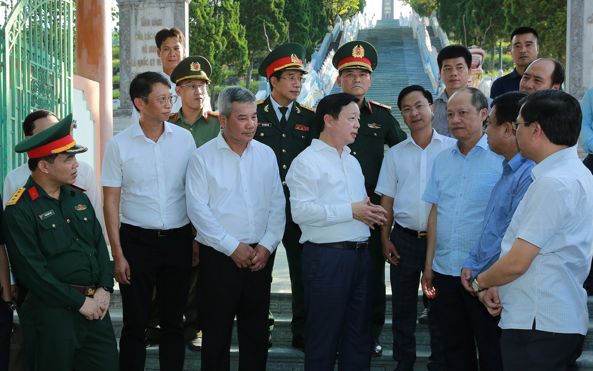 Phó Thủ tướng Trần Hồng Hà chung vui với thầy trò tỉnh Hà Tĩnh nhân Ngày Nhà giáo Việt Nam- Ảnh 9.