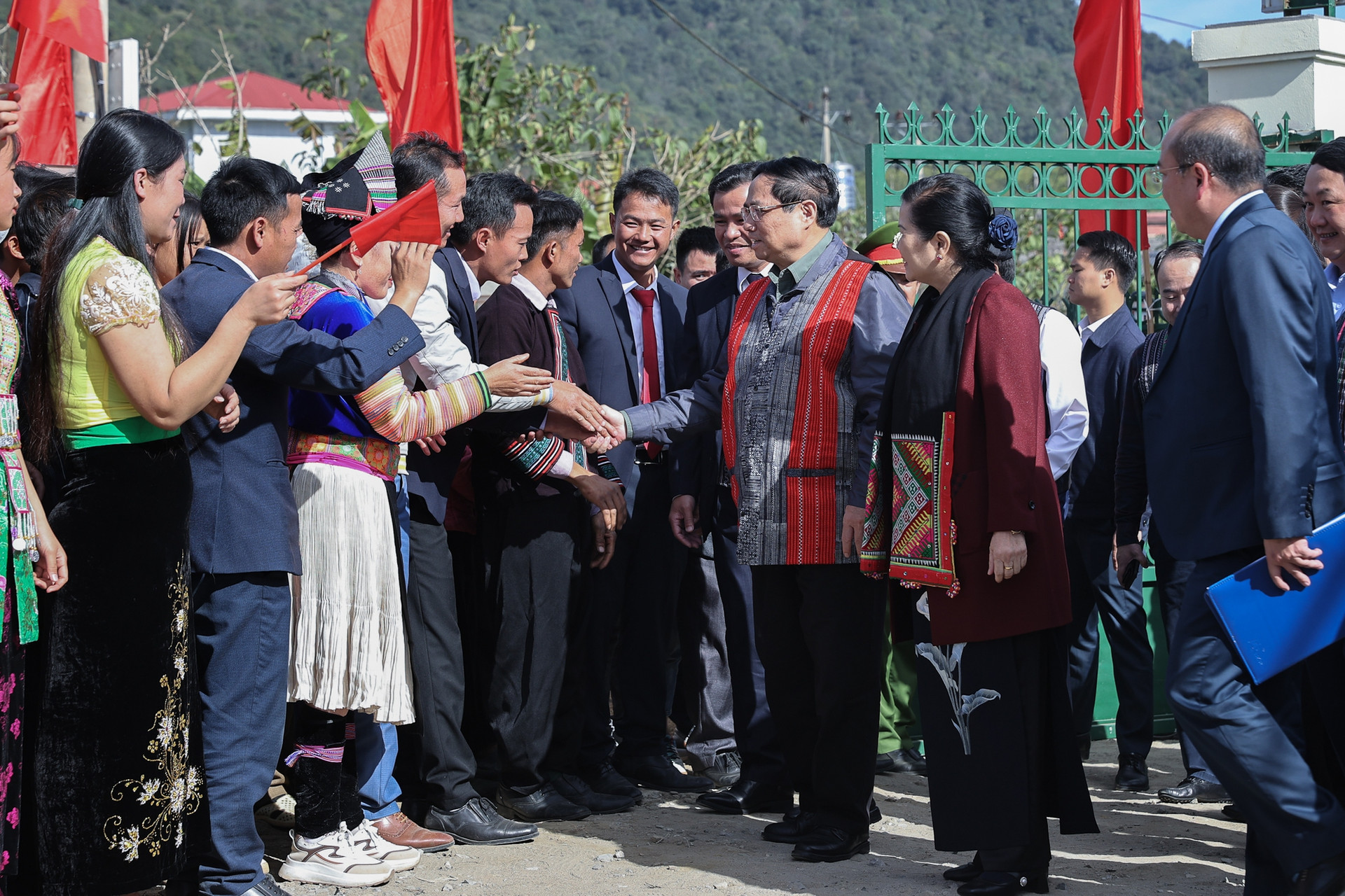 Thủ tướng chung vui Ngày hội đại đoàn kết cùng đồng bào các dân tộc tỉnh Lai Châu- Ảnh 2.