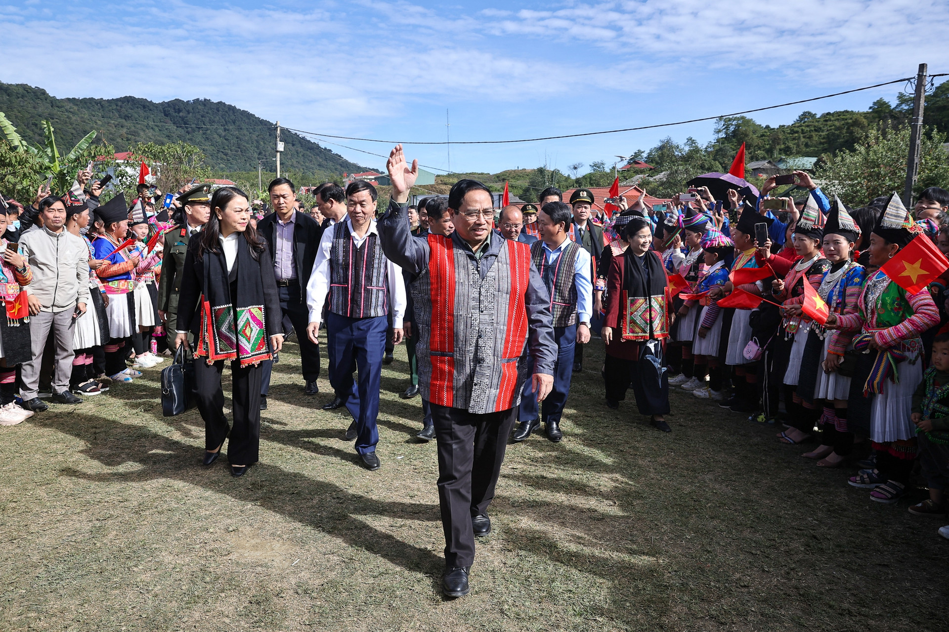 Thủ tướng chung vui Ngày hội đại đoàn kết cùng đồng bào các dân tộc tỉnh Lai Châu- Ảnh 1.