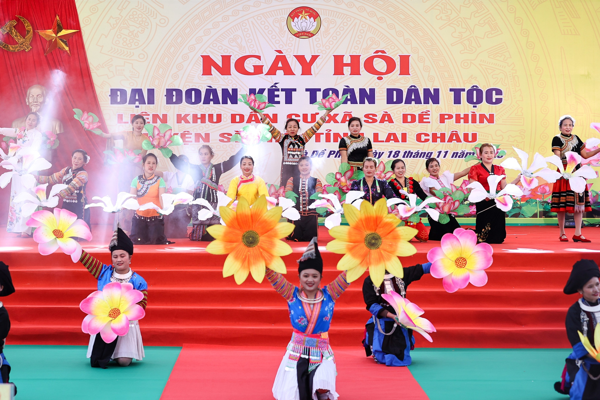 Thủ tướng chung vui Ngày hội đại đoàn kết cùng đồng bào các dân tộc tỉnh Lai Châu- Ảnh 12.