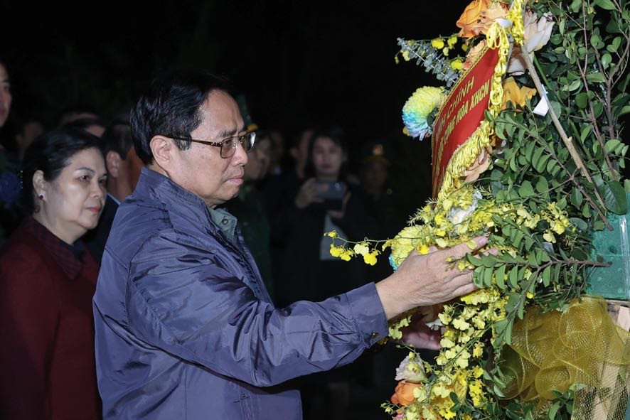 Thủ tướng thăm Đồn Biên phòng và dâng hương tưởng niệm các liệt sĩ tại Lai Châu- Ảnh 5.