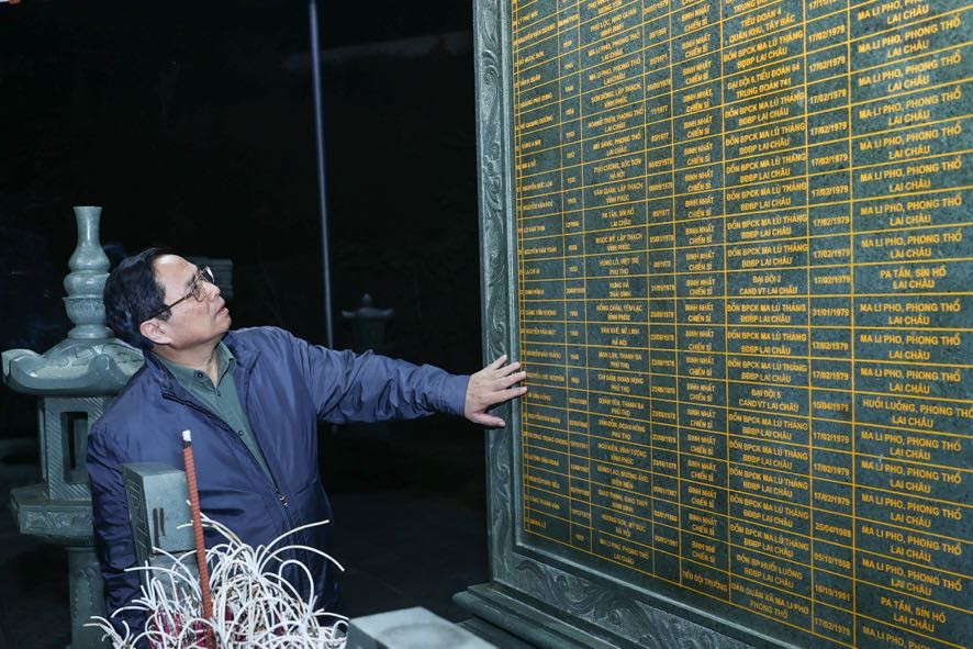 Thủ tướng thăm Đồn Biên phòng và dâng hương tưởng niệm các liệt sĩ tại Lai Châu- Ảnh 7.