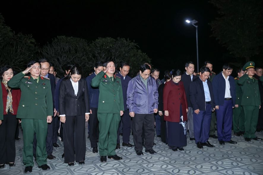 Thủ tướng thăm Đồn Biên phòng và dâng hương tưởng niệm các liệt sĩ tại Lai Châu- Ảnh 6.
