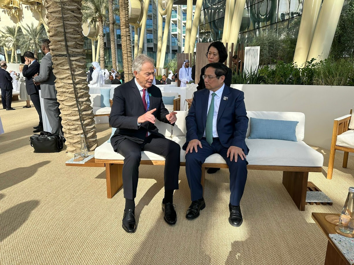 Thủ tướng Phạm Minh Chính gặp cựu Thủ tướng Anh Tony Blair và Đặc phái viên khí hậu của Tổng thống Hoa Kỳ- Ảnh 1.