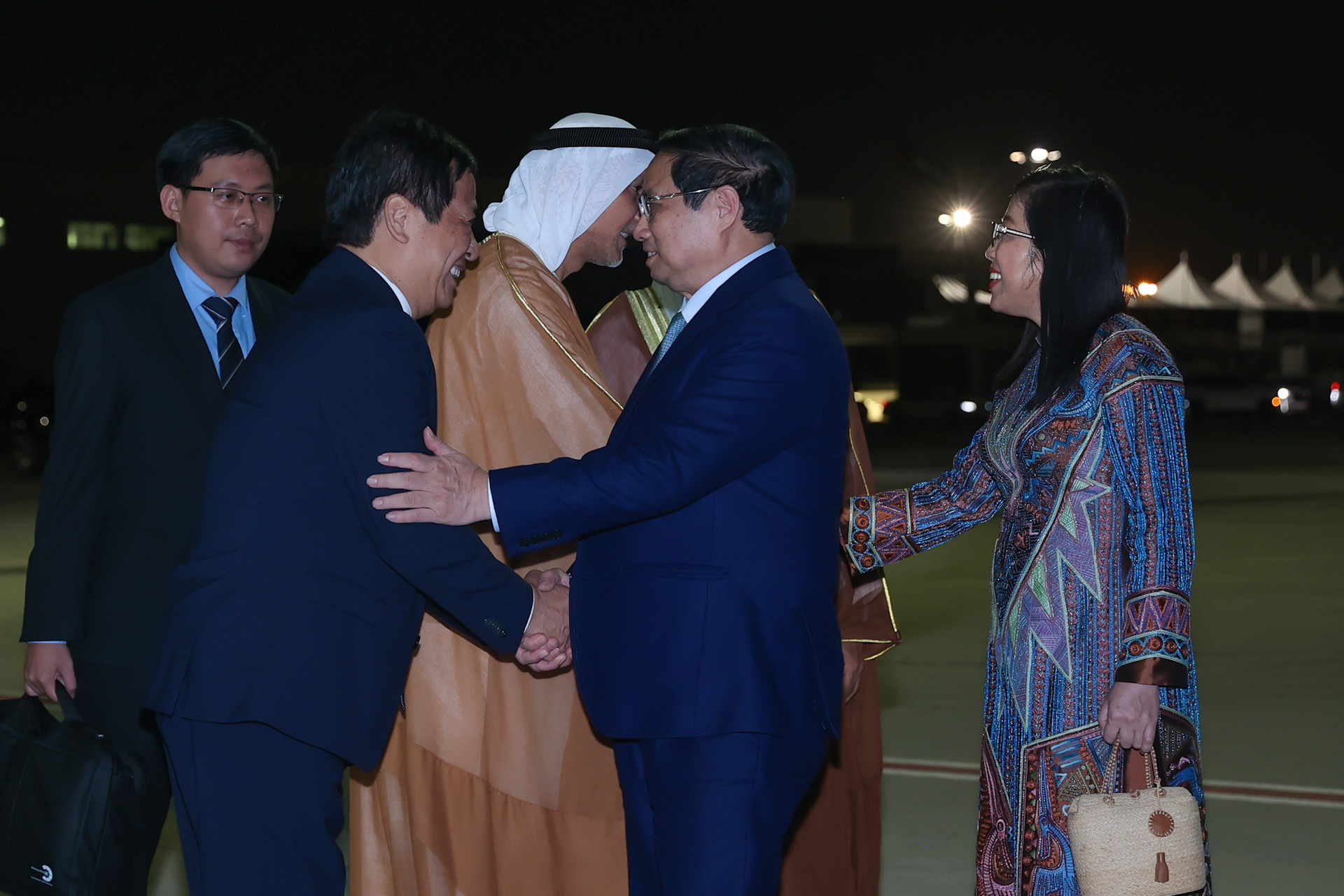 Thủ tướng Phạm Minh Chính tới Dubai, bắt đầu tham dự COP28 và hoạt động song phương tại UAE- Ảnh 2.