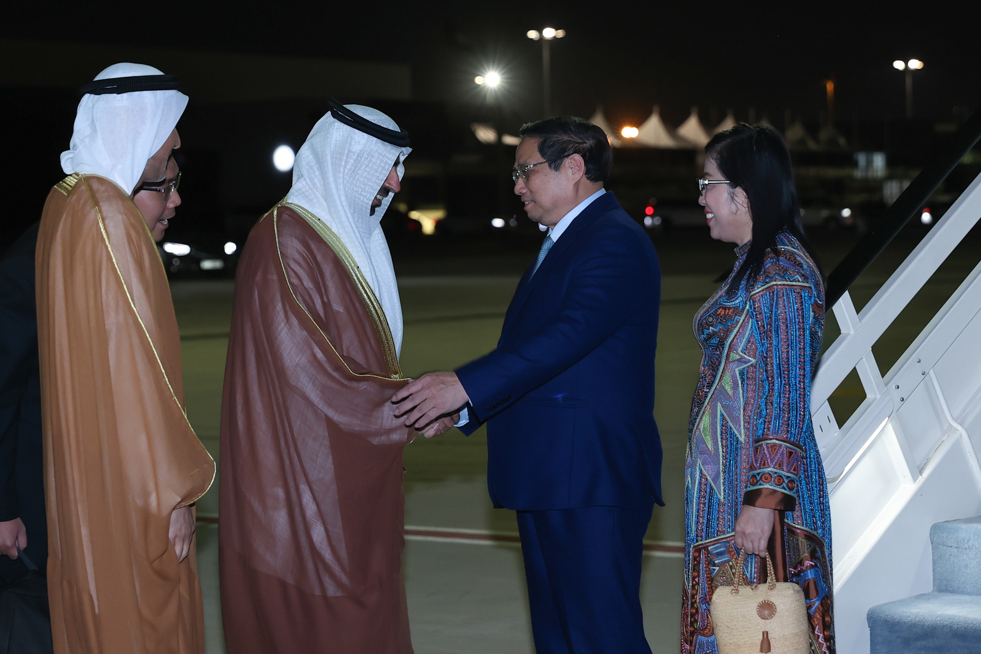 Thủ tướng Phạm Minh Chính tới Dubai, bắt đầu tham dự COP28 và hoạt động song phương tại UAE- Ảnh 1.