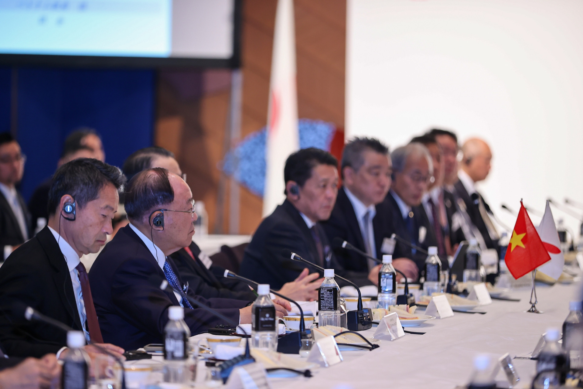 Thủ tướng tọa đàm với các tập đoàn hàng đầu Nhật Bản: Việt Nam là nơi an toàn trong cơn bão- Ảnh 4.