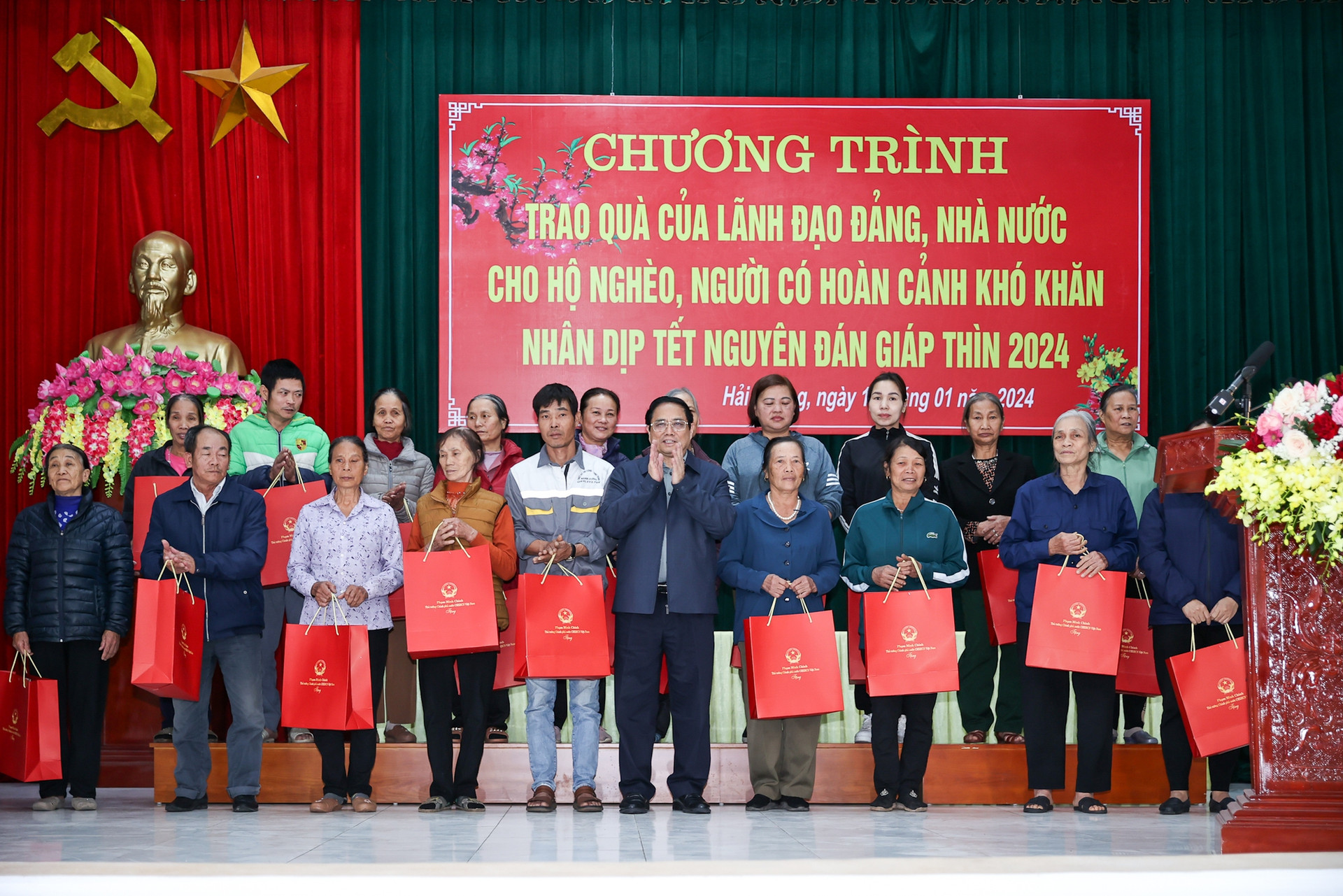 Thủ tướng Chính phủ dâng hương tưởng niệm Chủ tịch Hồ Chí Minh- Ảnh 9.