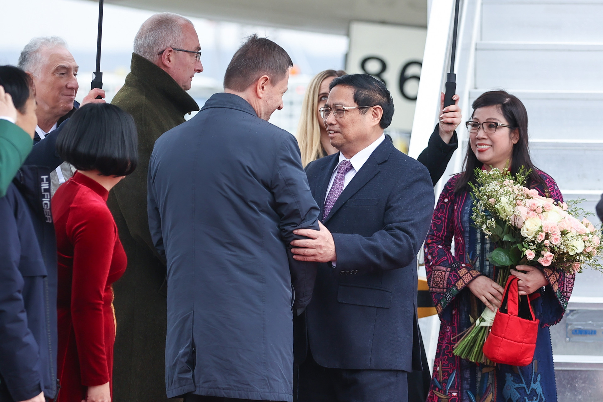 Thủ tướng Phạm Minh Chính tới Thủ đô Budapest, bắt đầu thăm chính thức Hungary- Ảnh 2.