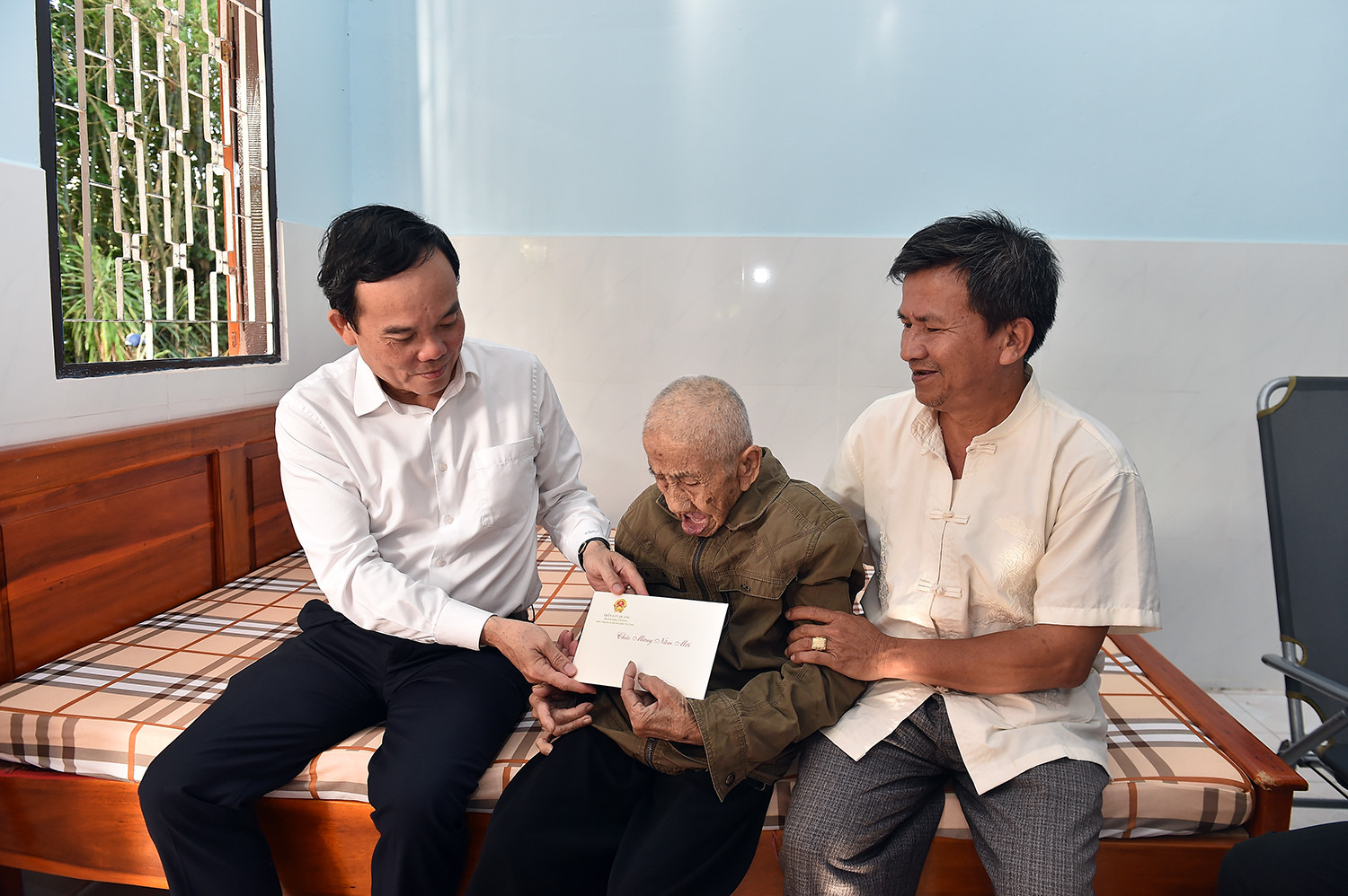 Phó Thủ tướng Trần Lưu Quang tặng quà Tết tại Trà Vinh- Ảnh 2.