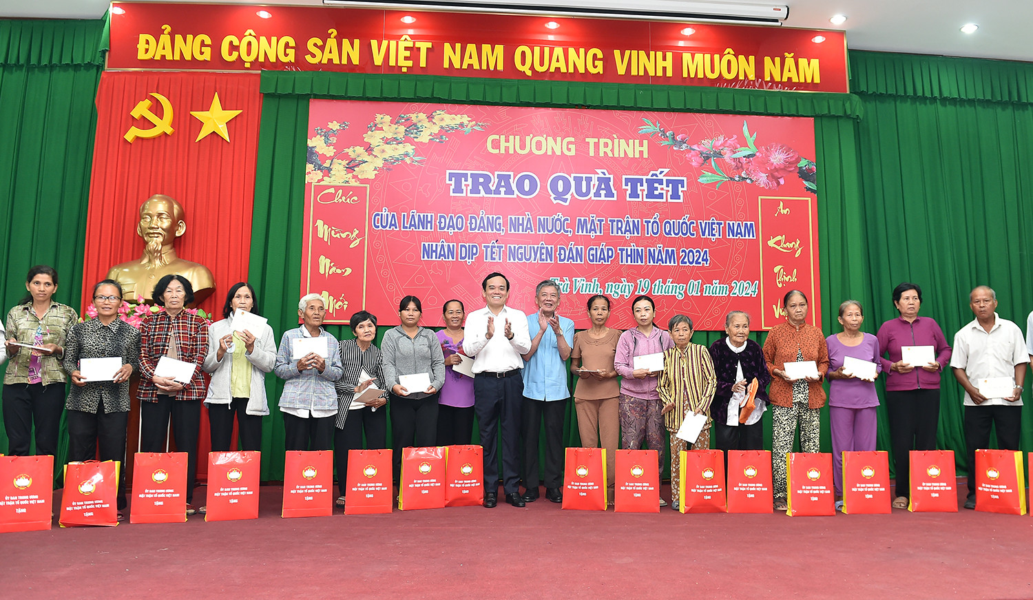 Phó Thủ tướng Trần Lưu Quang tặng quà Tết tại Trà Vinh- Ảnh 3.