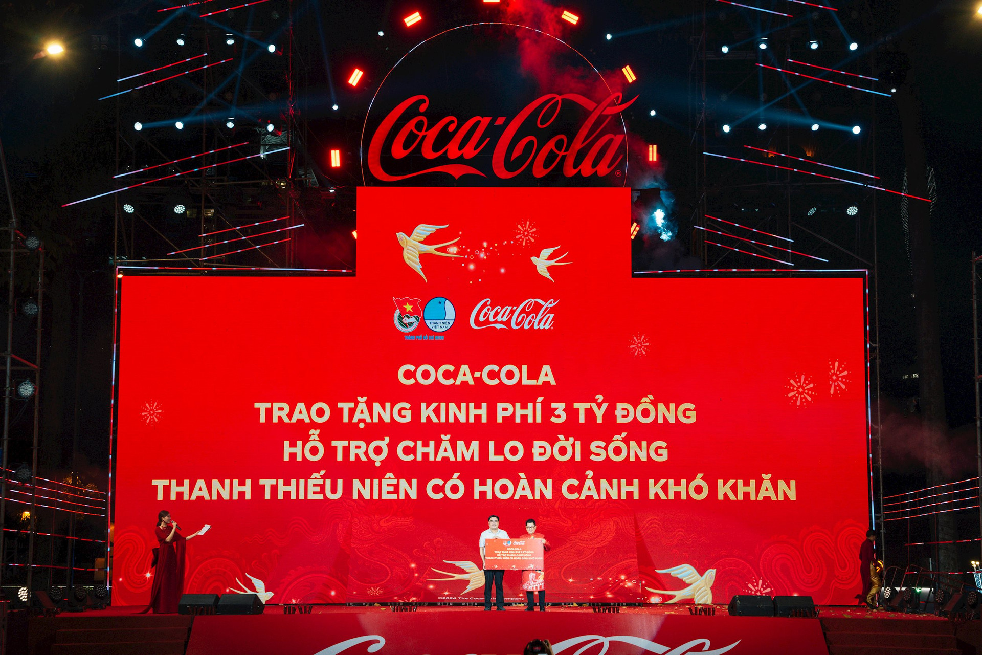 1-coca-cola-trao-3-ty-dong-ho-tro-cham-lo-doi-song-cho-thanh-thieu-nien-co-hoan-canh-kho-khan..jpg
