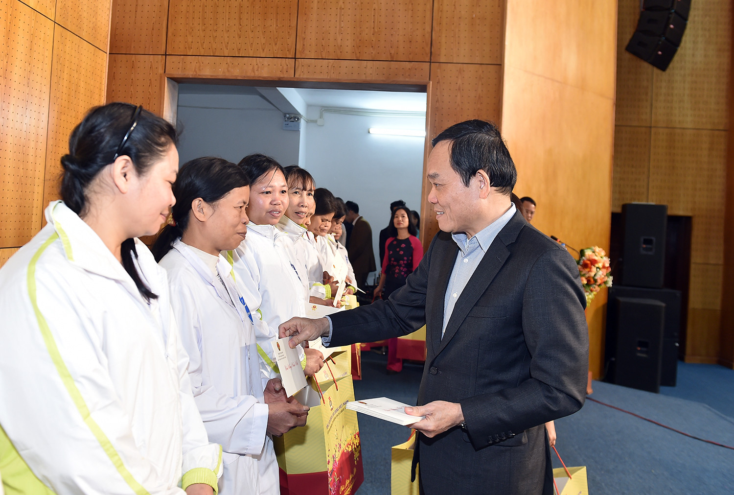 Phó Thủ tướng Trần Lưu Quang trao quà Tết tại tỉnh Hoà Bình- Ảnh 1.