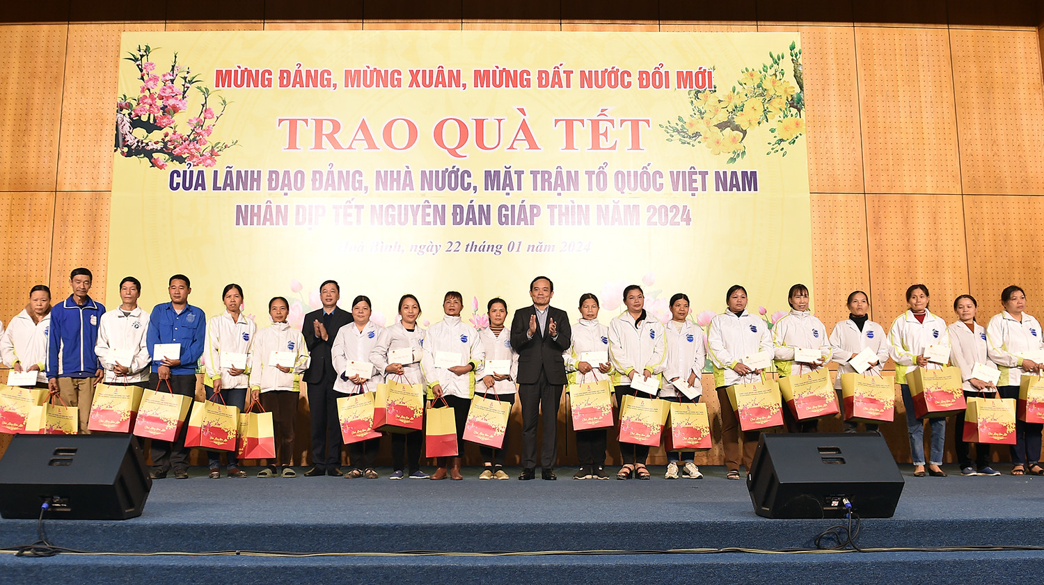 Phó Thủ tướng Trần Lưu Quang trao quà Tết tại tỉnh Hoà Bình- Ảnh 2.