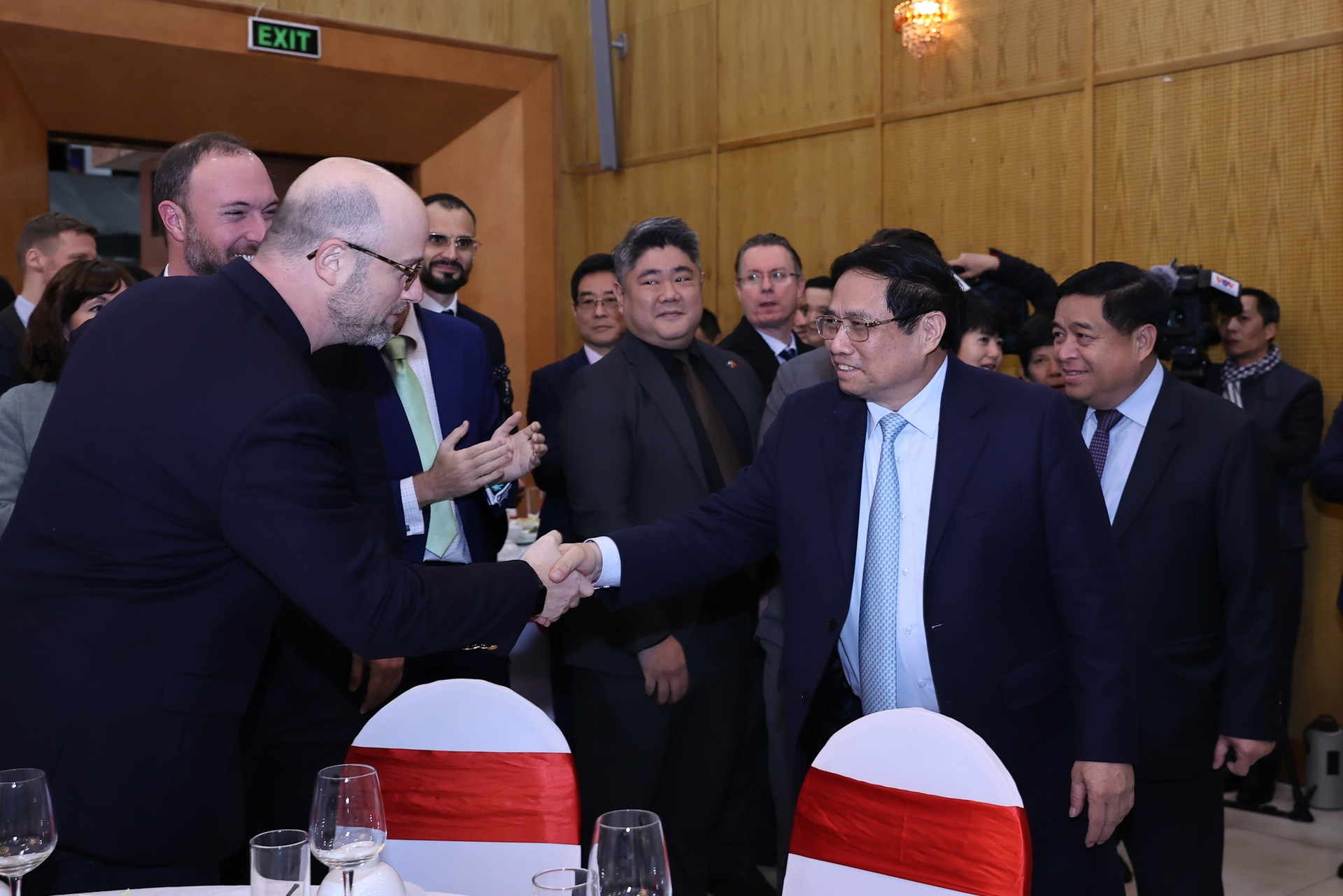 Thủ tướng gặp mặt các nhà đầu tư, nhà tài trợ, đề nghị cùng Việt Nam đoàn kết, hành động- Ảnh 3.