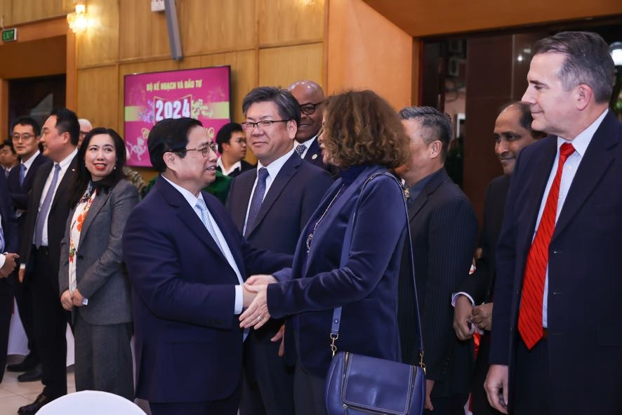 Thủ tướng gặp mặt các nhà đầu tư, nhà tài trợ, đề nghị cùng Việt Nam đoàn kết, hành động- Ảnh 2.
