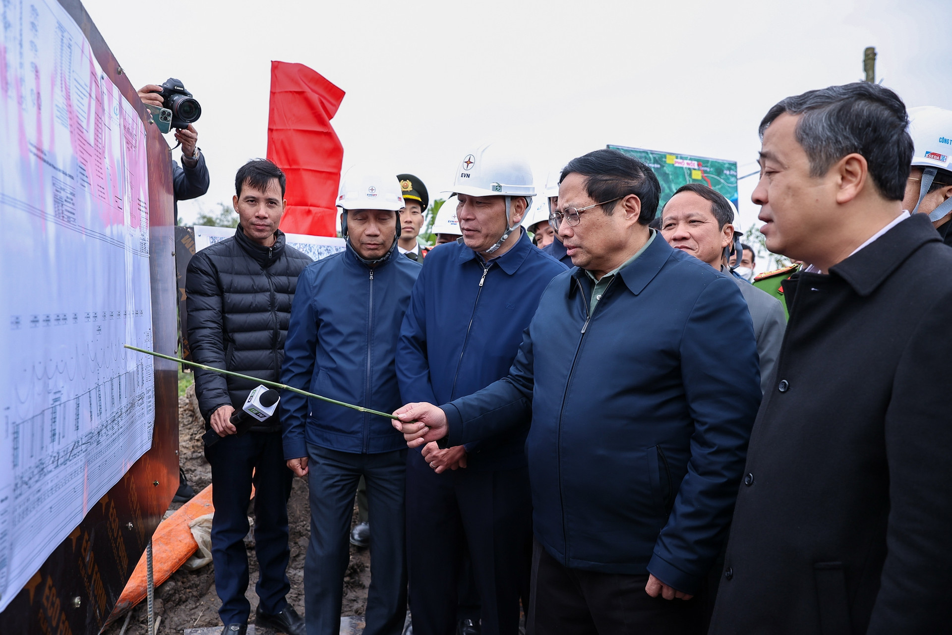 Thủ tướng kiểm tra tiến độ dự án đường dây 500 kV đặc biệt quan trọng với an ninh năng lượng quốc gia- Ảnh 1.