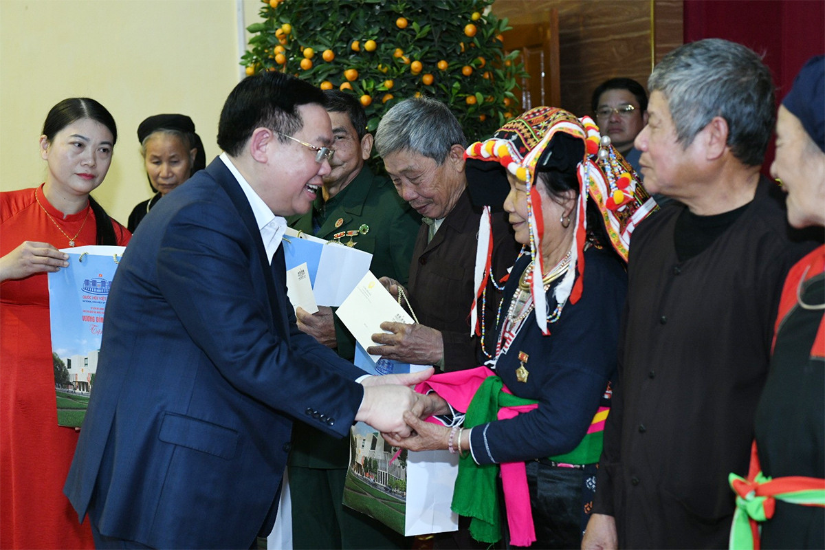 Chủ tịch Quốc hội chúc Tết, tặng quà hộ chính sách, công nhân, Trung đoàn Không quân 921 tại Yên Bái- Ảnh 1.