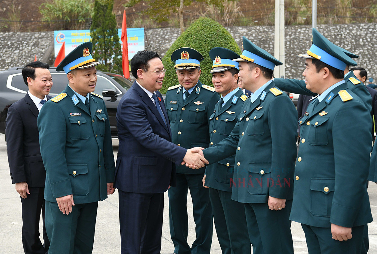 Chủ tịch Quốc hội chúc Tết, tặng quà hộ chính sách, công nhân, Trung đoàn Không quân 921 tại Yên Bái- Ảnh 3.