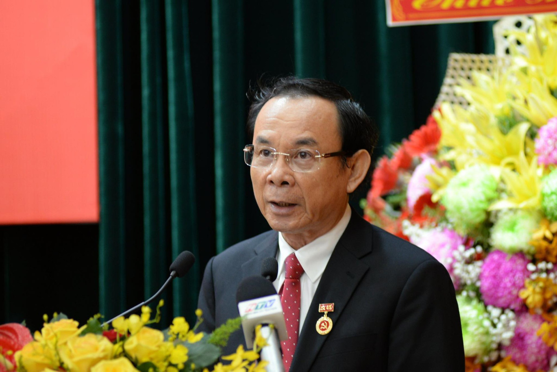 Chủ tịch nước trao Huy hiệu 45 năm tuổi Đảng cho Bí thư Thành ủy TPHCM- Ảnh 3.