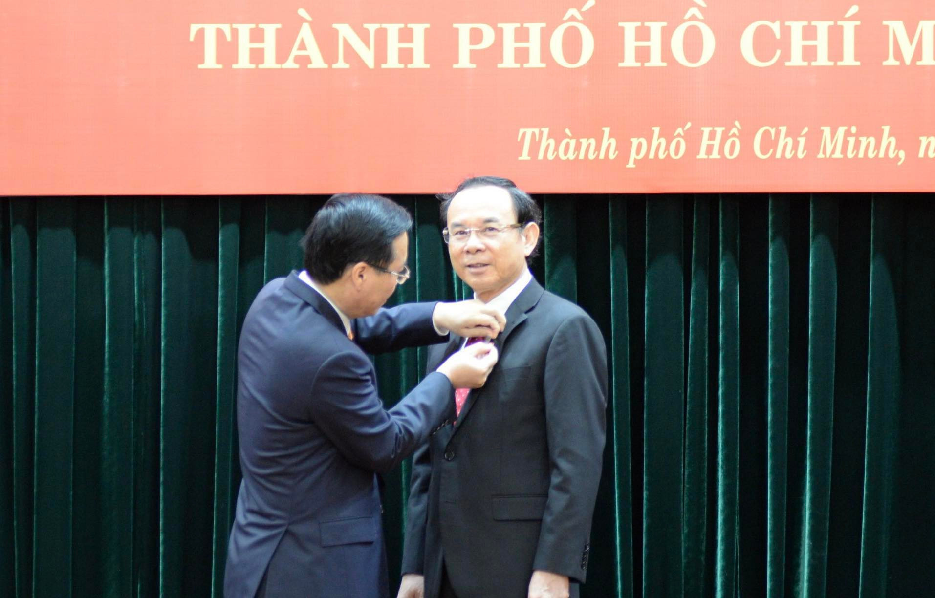 Chủ tịch nước trao Huy hiệu 45 năm tuổi Đảng cho Bí thư Thành ủy TPHCM- Ảnh 1.
