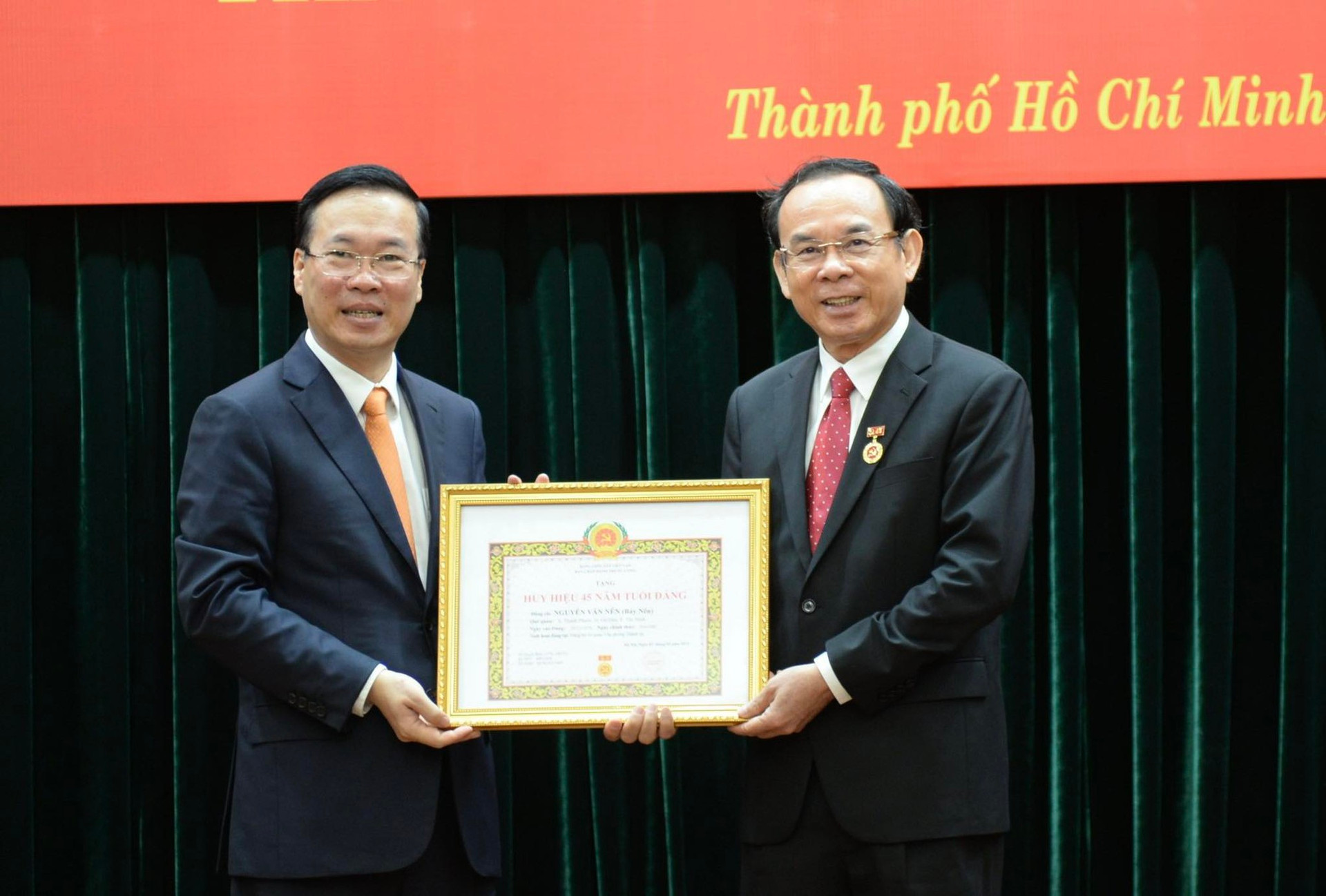 Chủ tịch nước trao Huy hiệu 45 năm tuổi Đảng cho Bí thư Thành ủy TPHCM- Ảnh 2.