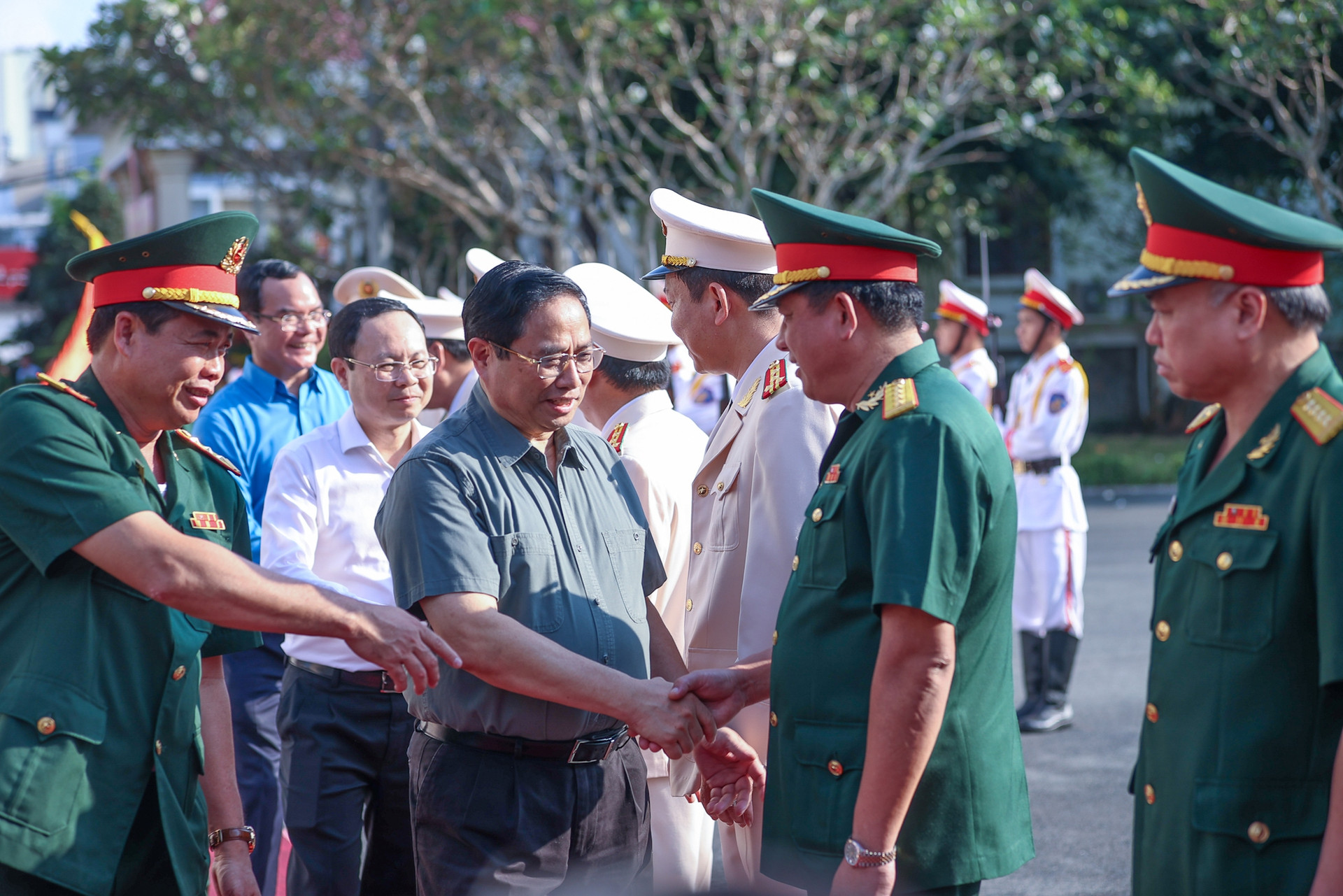 Thủ tướng thăm, tặng quà Tết công nhân, chiến sĩ công an, quân đội- Ảnh 7.