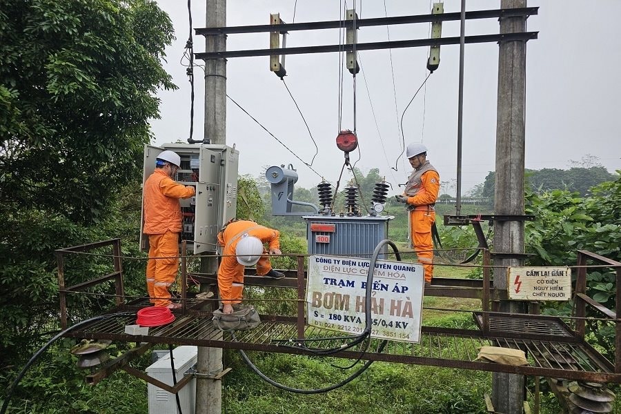 can-bo-cong-nhan-dien-luc-chiem-hoa-pc-tuyen-quang-kiem-tra-tram-bien-ap-bom-hai-ha.jpg