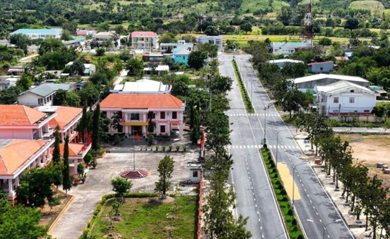 mot-goc-trung-tam-hanh-chinh-huyen-bac-ai-noi-co-tren-87-la-dong-bao-raglai-sinh-song.png