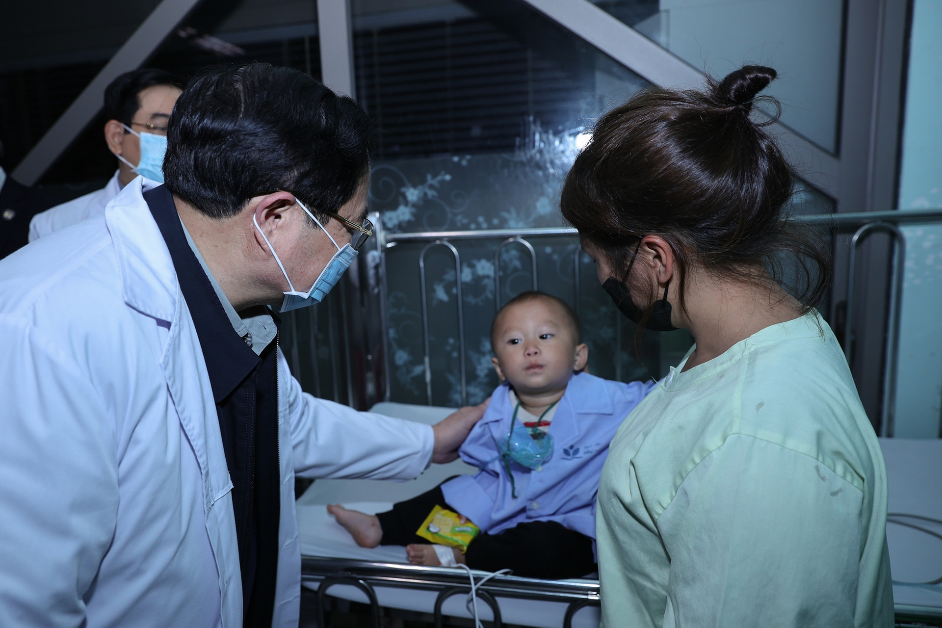 Thủ tướng Phạm Minh Chính thăm, chúc Tết, động viên cán bộ, bác sĩ và bệnh nhân các bệnh viện tại Hà Nội- Ảnh 8.