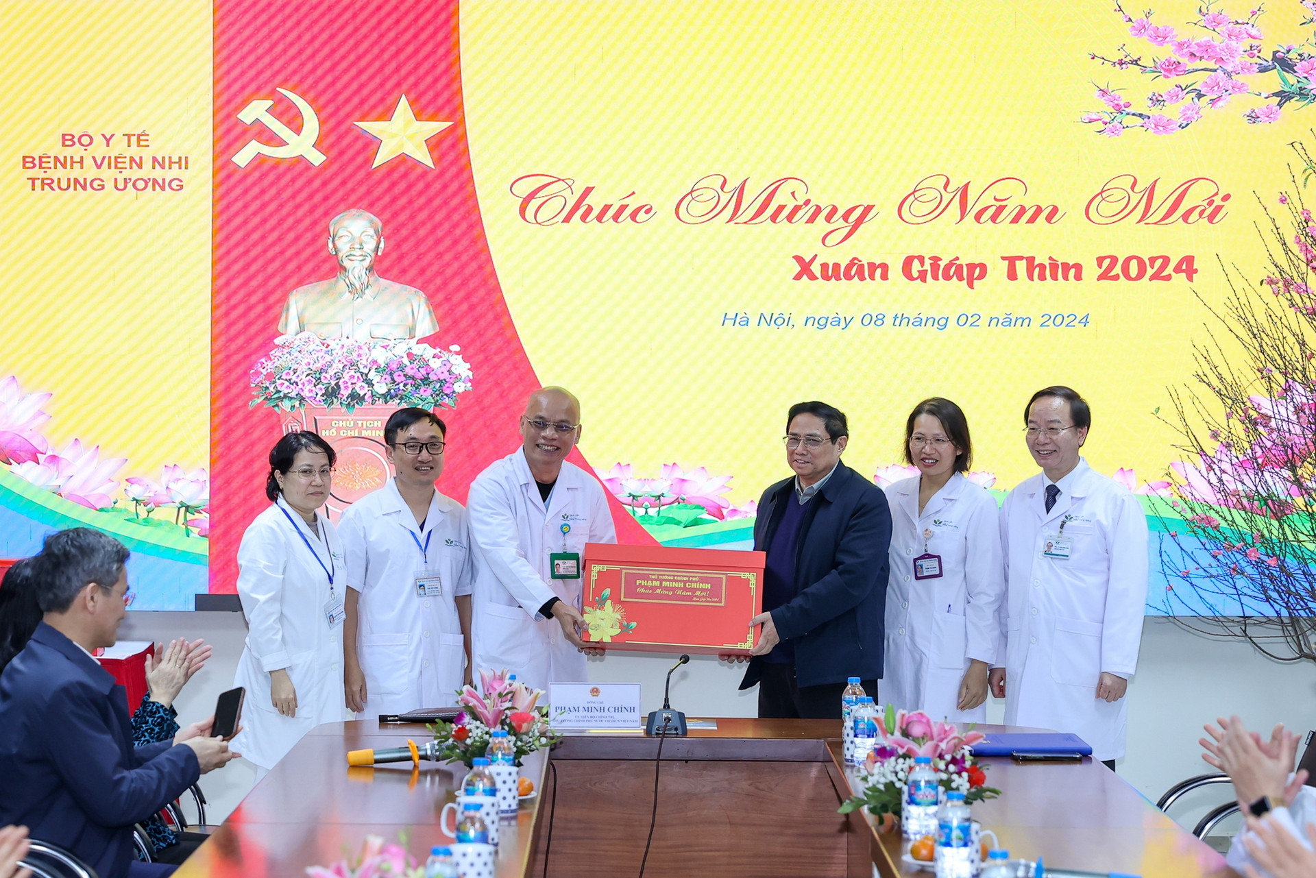 Thủ tướng Phạm Minh Chính thăm, chúc Tết, động viên cán bộ, bác sĩ và bệnh nhân các bệnh viện tại Hà Nội- Ảnh 12.