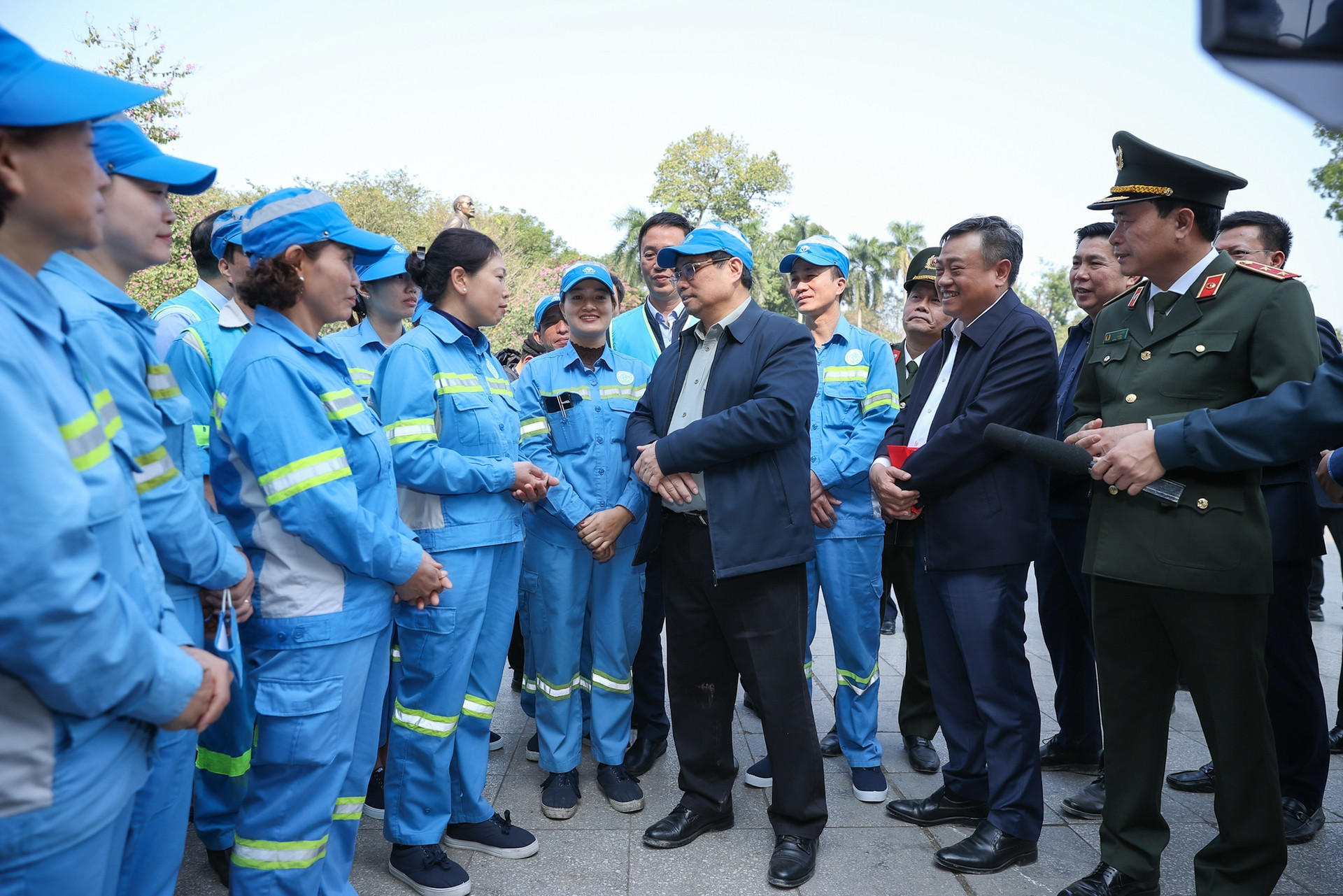 Thủ tướng thăm, tặng quà người lao động làm việc xuyên Tết- Ảnh 1.