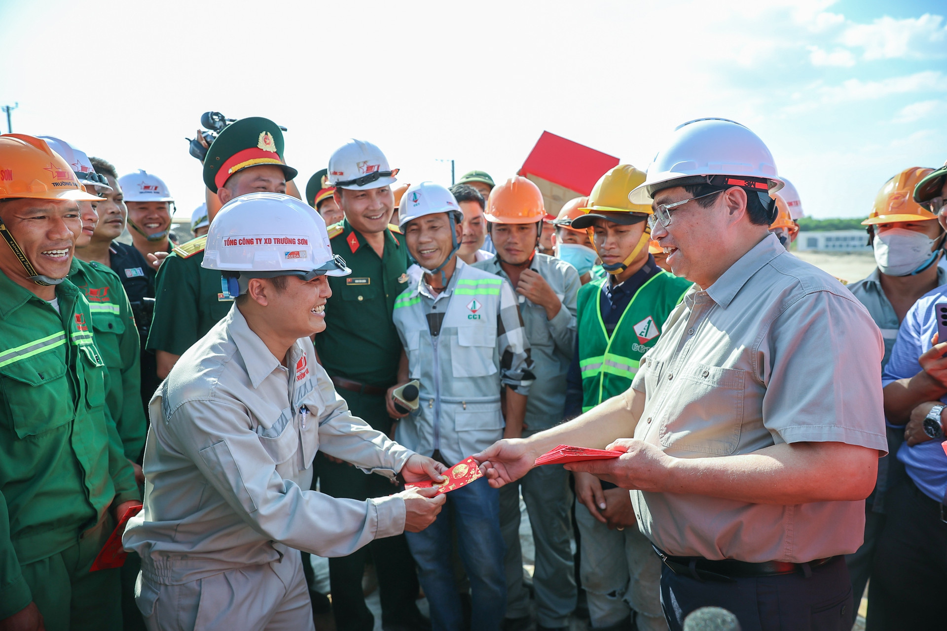 Thủ tướng kiểm tra hiện trường, thúc đẩy tiến độ 2 dự án cao tốc trọng điểm vùng Đông Nam Bộ- Ảnh 4.