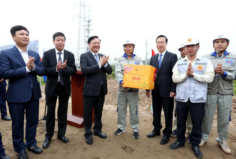 Chủ tịch nước Võ Văn Thưởng tặng quà đội thi công trên công trường dự án đường Vành đai 4 - Vùng Thủ đô tại địa bàn huyện Thường Tín.