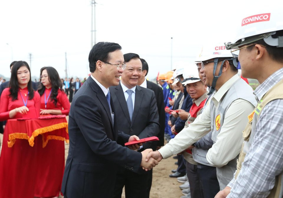 Chủ tịch nước Võ Văn Thưởng mừng tuổi đội thi công trên công trường dự án đường Vành đai 4 - Vùng Thủ đô tại địa bàn huyện Thường Tín.