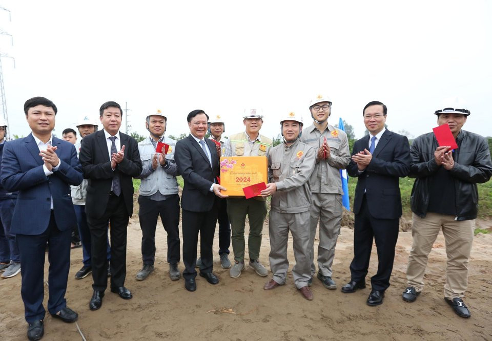 Bí thư Thành ủy Hà Nội Đinh Tiến Dũng tặng quà đội thi công trên công trường dự án đường Vành đai 4 - Vùng Thủ đô tại địa bàn huyện Thường Tín.